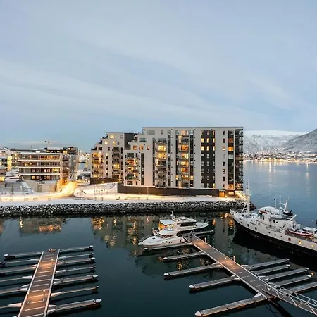 Deluxe Arctic Seafront With Sea & Mountain Views