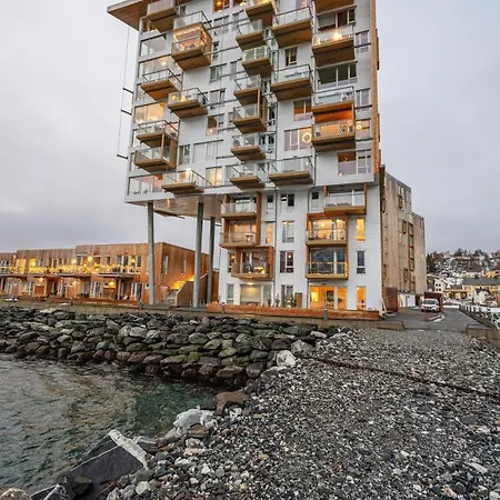 Deluxe Arctic Seafront With Sea & Mountain Views