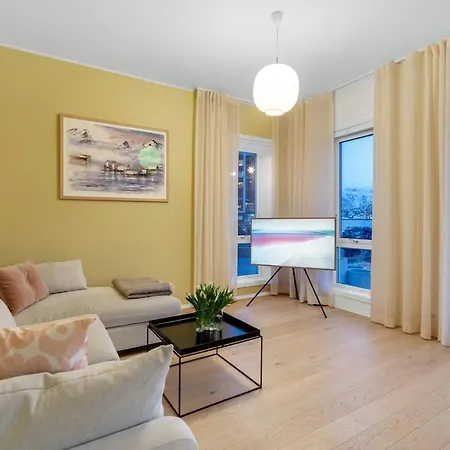 Deluxe Arctic Seafront With Sea & Mountain Views * Tromsø