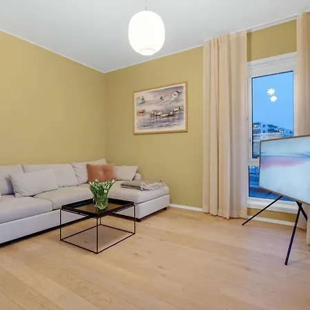 Deluxe Arctic Seafront With Sea & Mountain Views * Tromsø