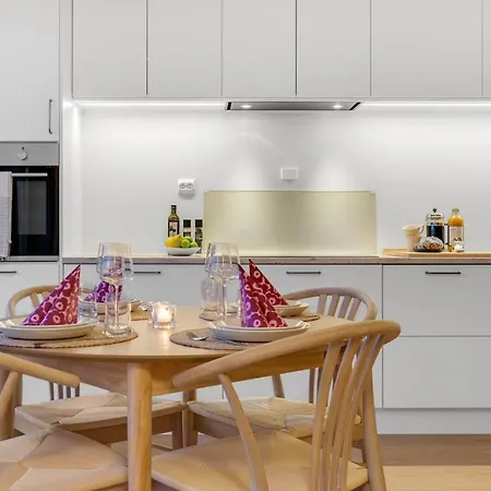 Deluxe Arctic Seafront With Sea & Mountain Views Tromsø