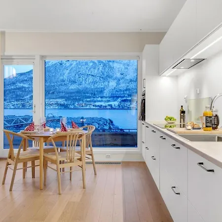 Deluxe Arctic Seafront With Sea & Mountain Views