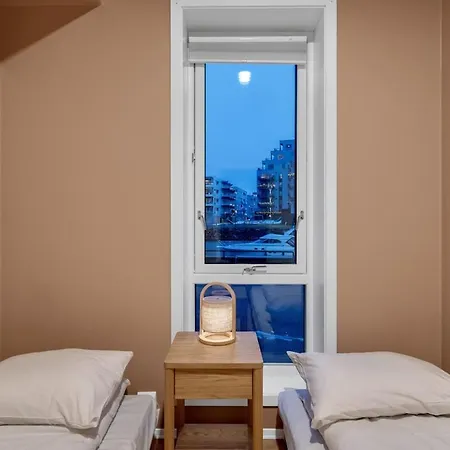 Deluxe Arctic Seafront With Sea & Mountain Views Leilighet Tromsø