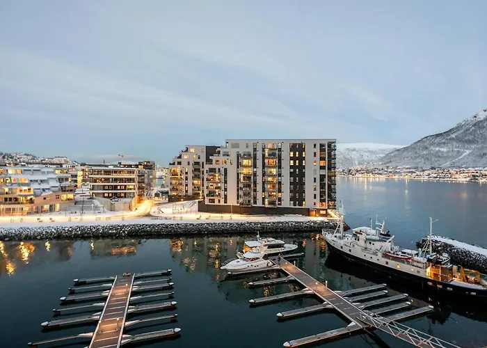 Deluxe Arctic Seafront With Sea & Mountain Views