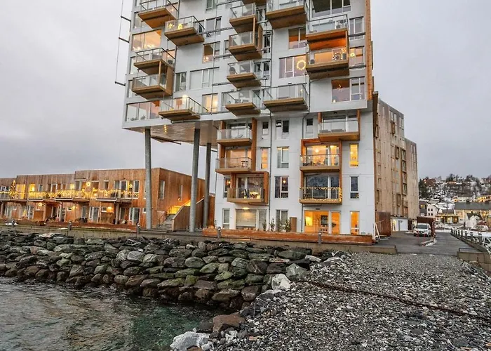 Deluxe Arctic Seafront With Sea & Mountain Views