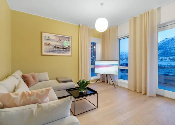 Deluxe Arctic Seafront With Sea & Mountain Views * Tromsø