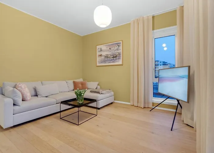 Deluxe Arctic Seafront With Sea & Mountain Views * Tromsø