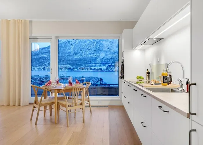 Deluxe Arctic Seafront With Sea & Mountain Views