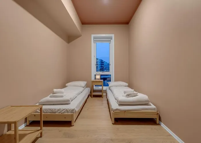 Deluxe Arctic Seafront With Sea & Mountain Views Apartament