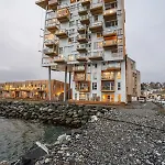 Deluxe Arctic Seafront With Sea & Mountain Views