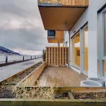 Deluxe Arctic Seafront With Sea & Mountain Views Apartman *