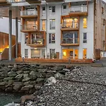 Deluxe Arctic Seafront With Sea & Mountain Views Apartman *